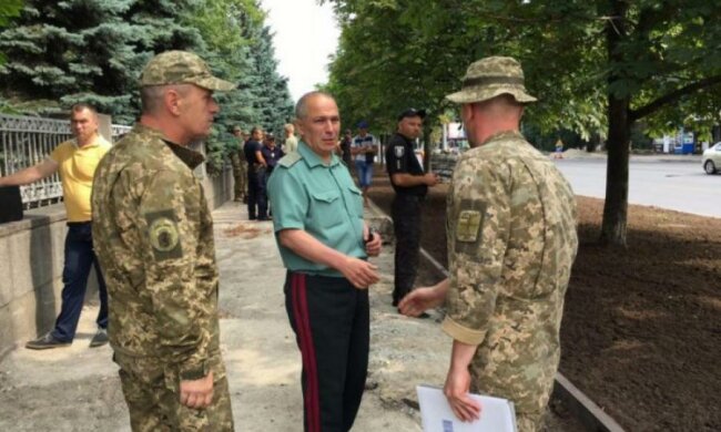 Солдат приковал себя цепью перед Минобороны