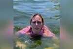 Скріншот з відео, дівчина в море
