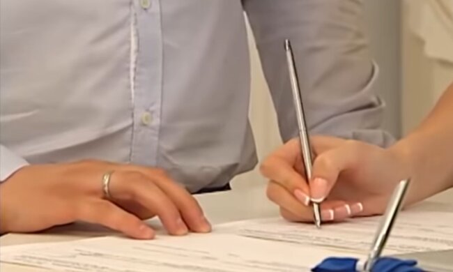 Розпис у РАЦСі, кадр з відео