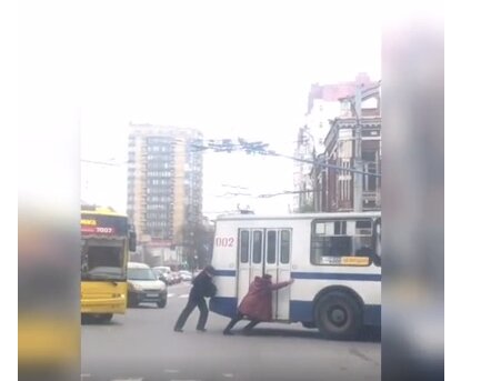 У Хмельницькому зламаний тролейбус змусив пасажирів розім’яти спини: "Доштовхаємо до роботи"