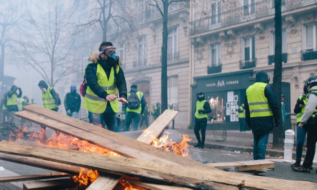 Не вбити Макрона: Ума Турман приміряла "жовтий жилет"
