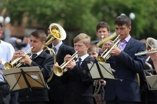 В Херсоне гимн Украины играли сразу 15 оркестров