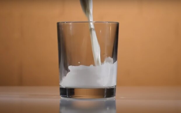 Молоко. Фото: скрін youtube