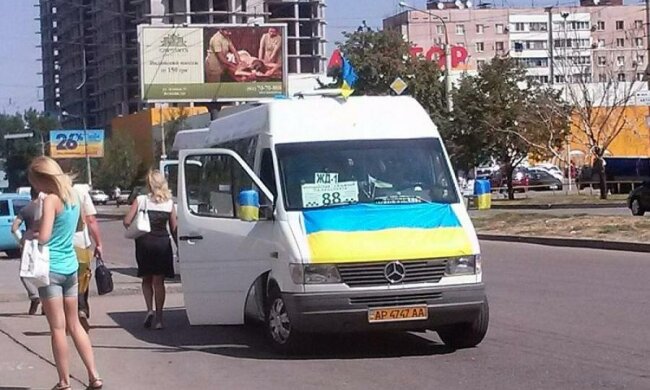 Урок доброти: як пасажири маршрутки на допомогу поспішили