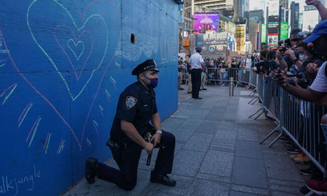 полицейские становятся на колени перед протестующими , фото: CNN