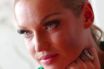 Гола Волочкова подарувала новорічний шпагат в лазні: врятував лише рожевий капелюх