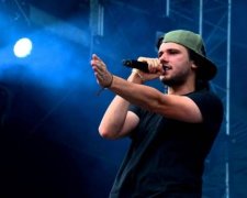 Київський довгобуд засвітився в кліпі з непристойною лексикою