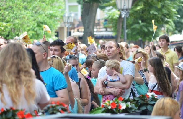 В Харькове голоса "обменивают" на мороженое: адская жара "подсказала" политику мерзкую схему