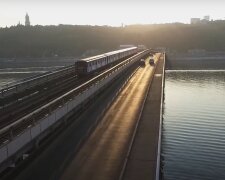 В Киеве псих с пакетом и пультом влез на мост Метро, может взорвать - полиция начала действовать