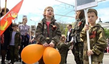 Террористы используют детей в военной форме на параде в Донецке