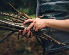 Мужчина собирает ветки