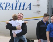 Категорична відмова Сенцова та реанімація: звільнених українців привезли до лікарні, деталі