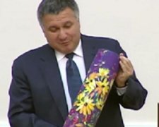 Что дарили премьеру Яценюку: коврик, ваза и посуда