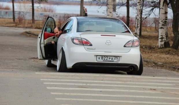 Россияне маскируют свои автомобили в Украине (фото)