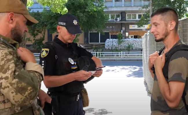 ТЦК та поліція. Фото: скрін youtube