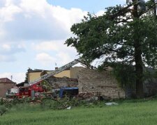 Наслідки смерчу в селі Бальцажовіце: пошкоджені будинки, зірвані дахи