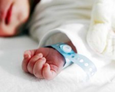 Нелюди! Росія депортувала новонароджену дитину українки