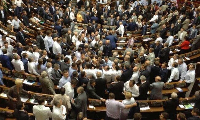 У Раду терміново викликали рятувальників