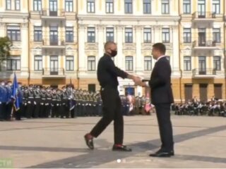 Зеленский награждает Михалка, скриншот видео