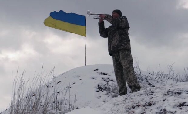 Военные впечатляюще исполнили гимн Украины на заснеженной горе: от такого величия перехватывает дух