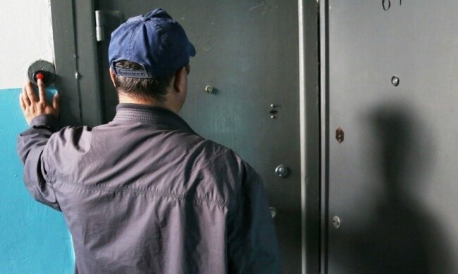 Будьте напоготові: киян попередили про липових газовиків, - фото шахраїв