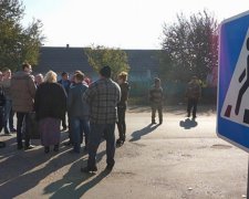На Одещині обурені жителі блокували проїзд вантажівок (фото)