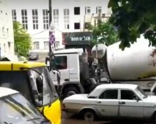 В Киеве маршрутка застряла посреди улицы после дождя, скриншот