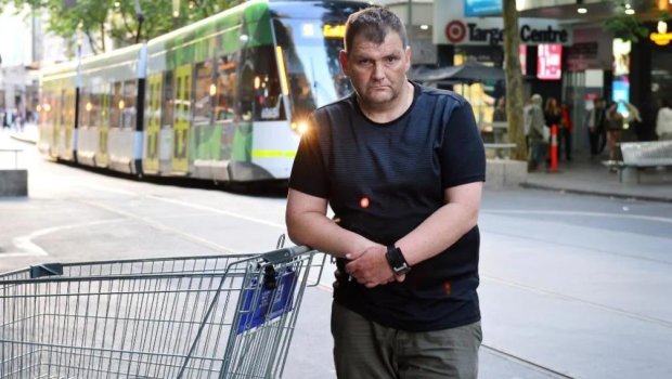 В Мельбурне отважный бездомный попытался остановить террориста. Сам он героем себя не считает, но все восхищаются его поступком