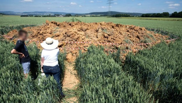 Хуже метеорита: посреди поля взорвалась бомба со Второй мировой, фото