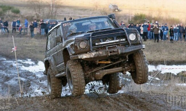 Біля "Арени Львів" ганяли на джипах (фото)