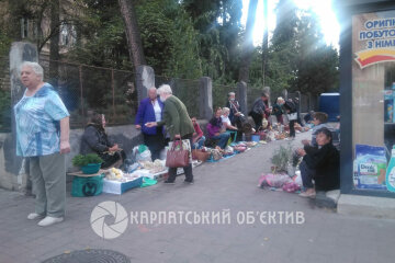В Ужгороде возле химического факультета развернули уличную торговлю, фото life.ko.net.ua