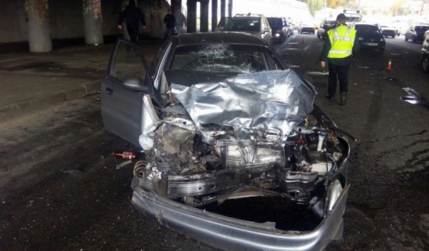 Дві машини в Києві розбилися вщент (фото)