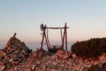 У Карпатах на вершині гори з'явилася диво-гойдалка, дух захоплює — 2000 метрів над землею