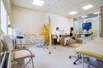 Дніпровські медики прийняли унікальні пологи: крихітна мама і малюк-гігант, зворушливі кадри