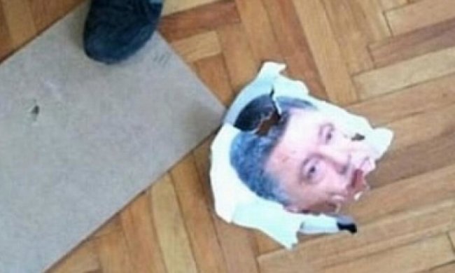Активисту грозит 8 лет за порванный портрет Порошенка 