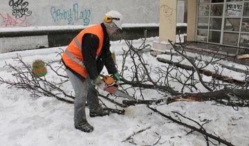 Без света остались 54 населенных пункта на Харьковщине (фото)