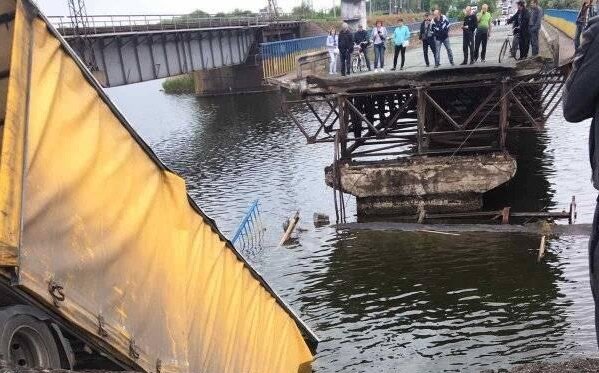 Під Дніпром міст рухнув в річку разом із фурою - рятувальники летять зі всього міста, дика паніка