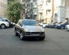 "Великий парковщик" на Porsche заблокировал киевский двор