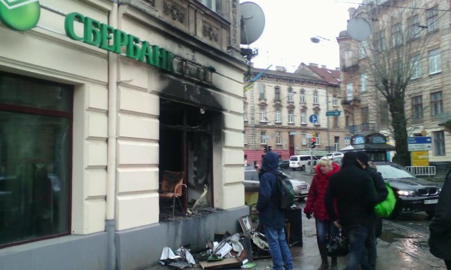 Слідом за Roshen почали палити російські банки: горить у Львові