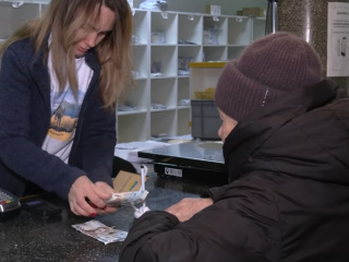 Виплата пенсії. Фото: скрін youtube