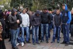 У гірших традиціях Януковича: в Києві тітушки з цеглою атакували журналістів, відео свавілля