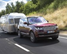 Land Rover создал систему, которая делает трейлер прозрачным (видео)