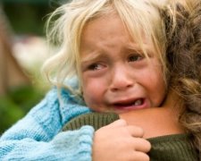 Родителям посоветовали не игнорировать детские слезы
