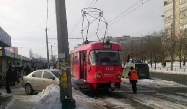Opel протаранив трамвай на Троєщині