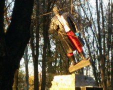 На Донбасі під вигуки "фашисти" знесли Леніна