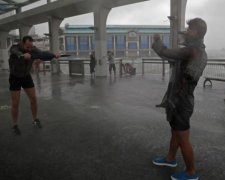 Зносить людей і вантажівки: з'явились перші відео нищівного тайфуну в Гонконзі
