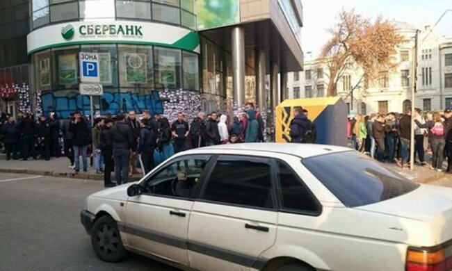 Поліція звільнила понад 20 замурованих в Сбербанку людей