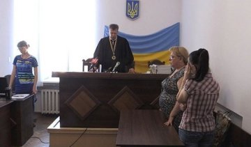 Мать, выбросившая ребенка на помойку, - оправдана