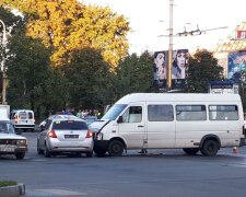 Под Днепром неуправляемый Lanos влетел в маршрутку, 8 пострадавших: жуткие кадры с места аварии