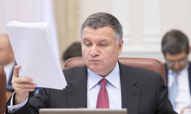 Аваков пропустил допрос по Януковичу